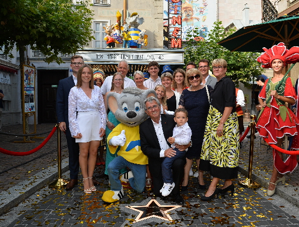 Werner Kimmig mit seiner Familie auf dem Walk of Fame im Europa-Park