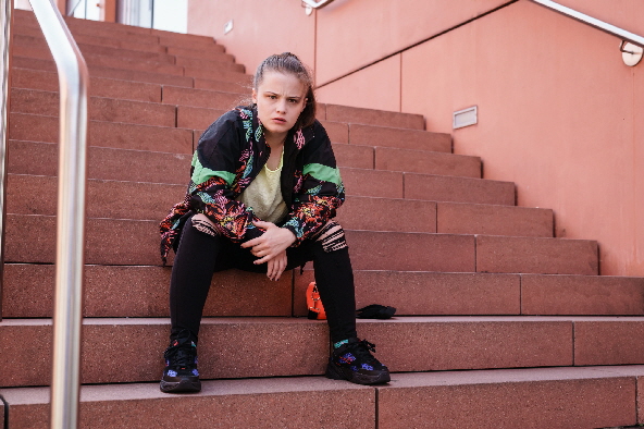 Jasna Fritzi Bauer spielt Shiri Conradi in der neuen VOX-Serie "Rampensau"
