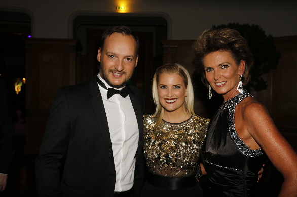 RTL Moderatorin Jennifer Knble (mitte) kam mit ihrem Schatz Felix Moese
