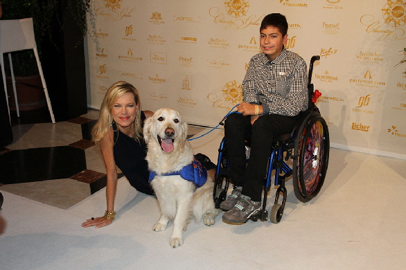 Moderatorin Nina Ruge mit einem "Vita Team"  Robin Neumaier (13) und Connor (6)